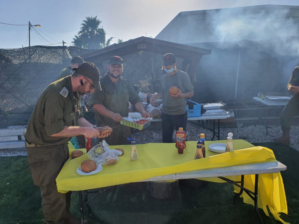 בהכנות למנגל